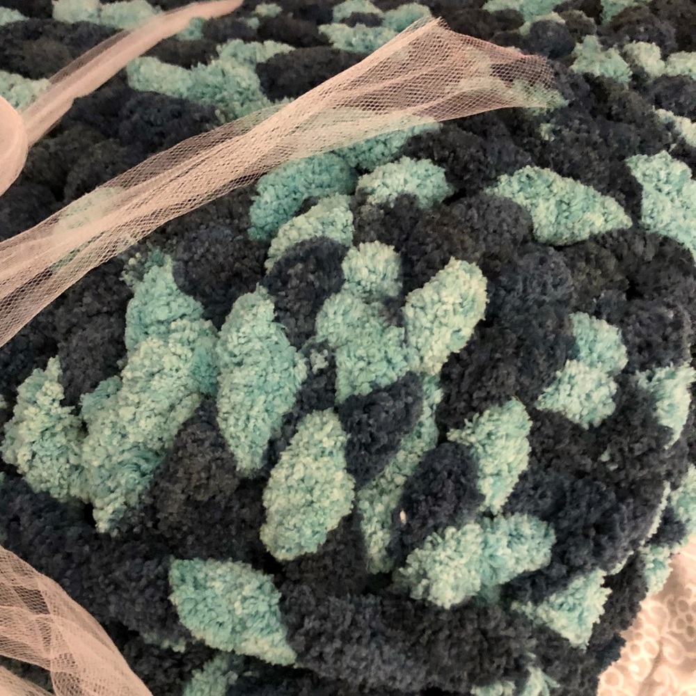 🔥🔥NWT! HANDKNIT! Marroon and grey only! On sale!!! Chunky loop blanket! - Picture 11 of 13